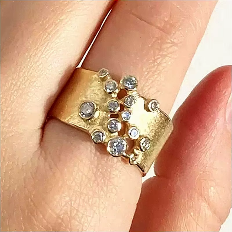 Bague large plaquée or au design simple et élégant pour femme