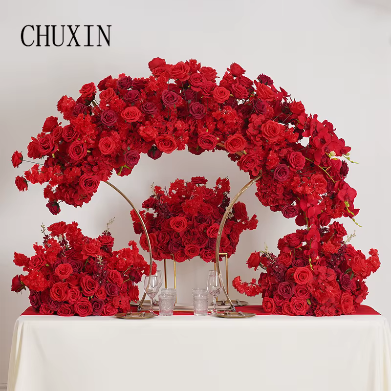 Décor sur support doré pour réception de mariage rouge