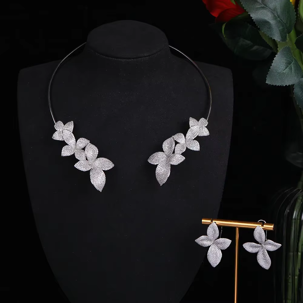 Parure de bijoux élégante et luxueuse : collier ras du cou et boucles d'oreilles en forme de fleur à quatre feuilles