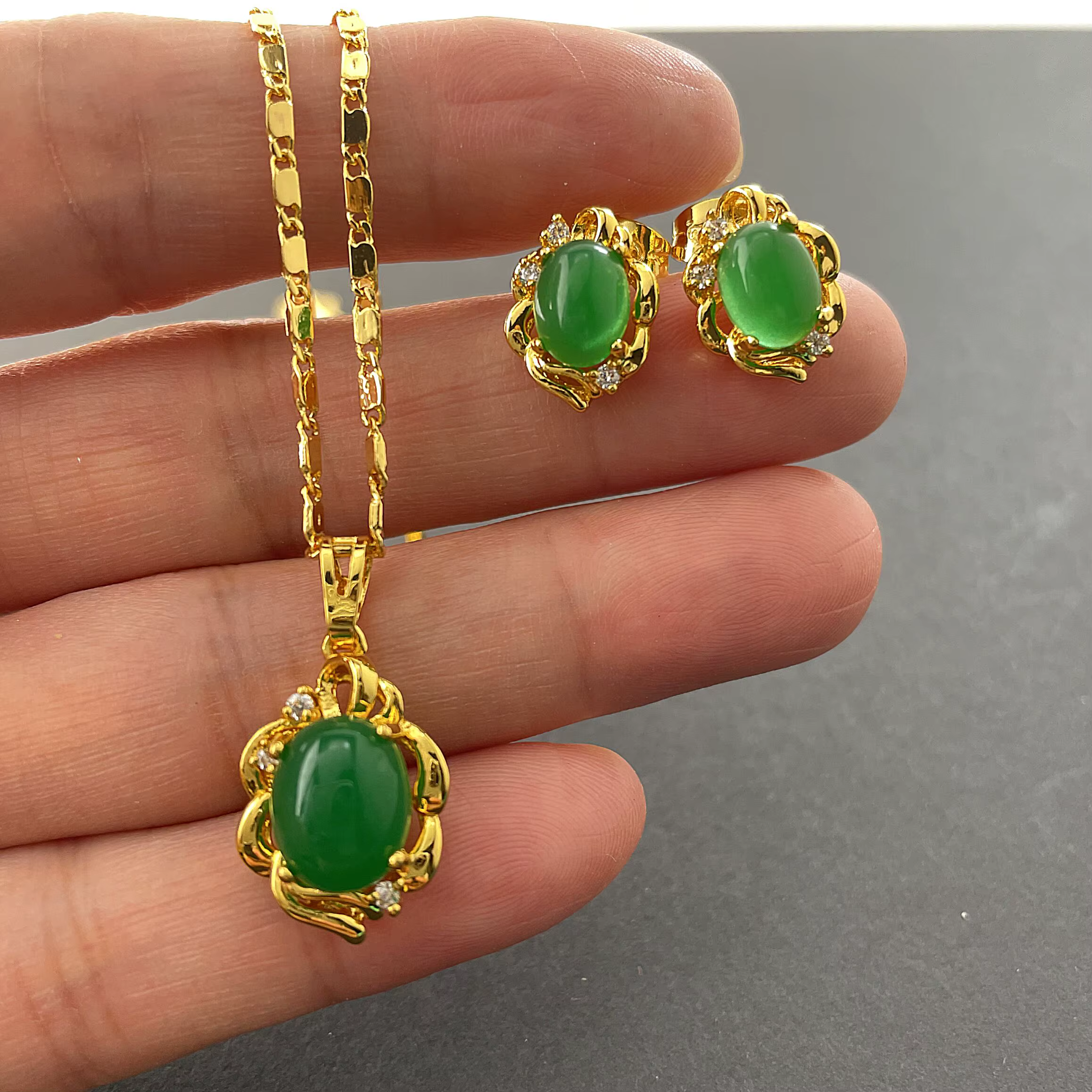 Ensemble de bijoux avec pendentif émeraude plaqué or 24 carats