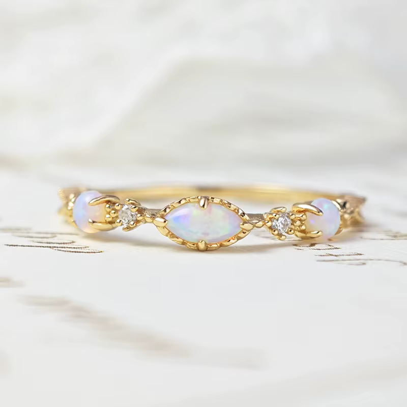 Bague opale vintage pour femme