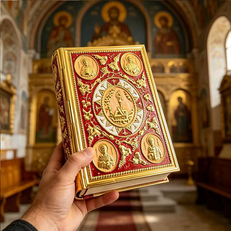 Nouvelle Couverture d'Évangile Ornée Plaquée Or avec Écussons en Relief des Apôtres pour l'Autel de l'Église Orthodoxe
