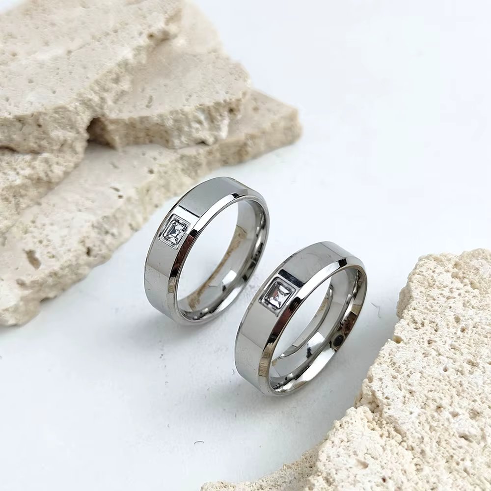 Mn et Charmante Bague en Acier Inoxydable Plaqué Or pour Homme et Femme