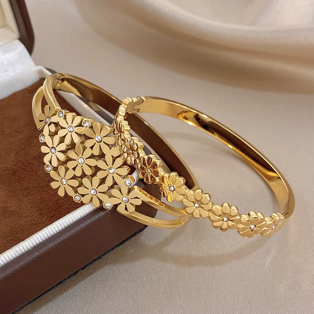 Bracelet manchette AENSOA avec grappe de fleurs incrustées de strass