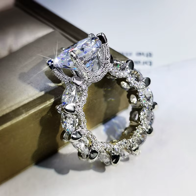 Bague de fiançailles en diamant incrusté de grande