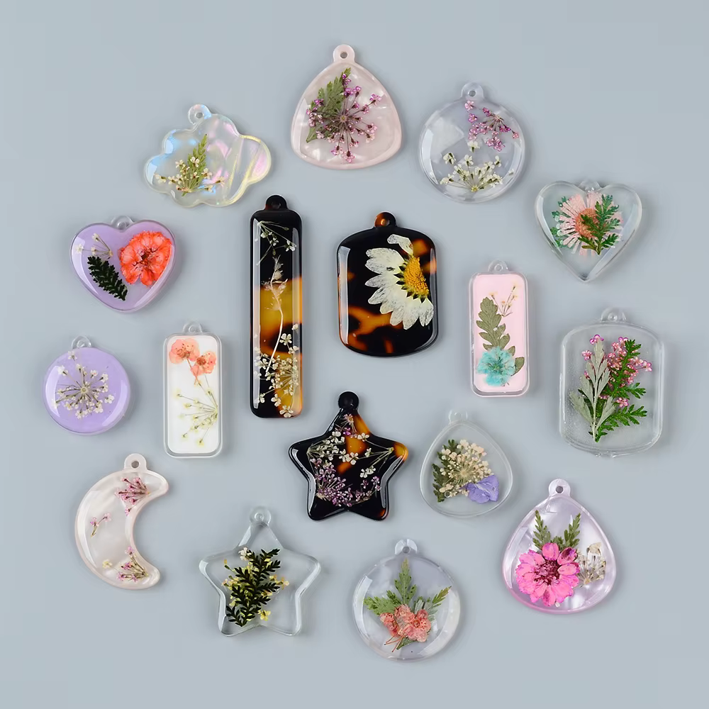 Pendentif en résine mélangé à des fleurs naturelles séchées