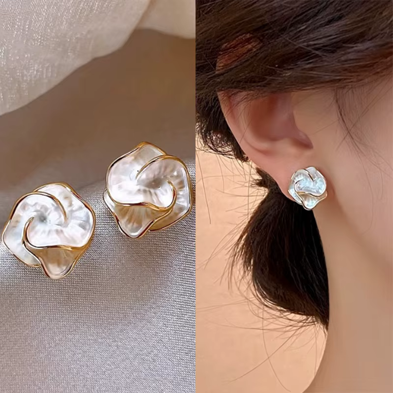 Boucles d'oreilles délicates en forme de camélia pour femmes