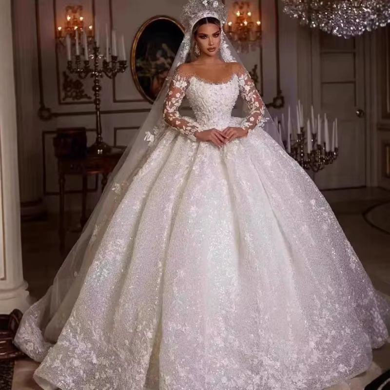 Robe de mariée en dentelle à manches longues et taille haute