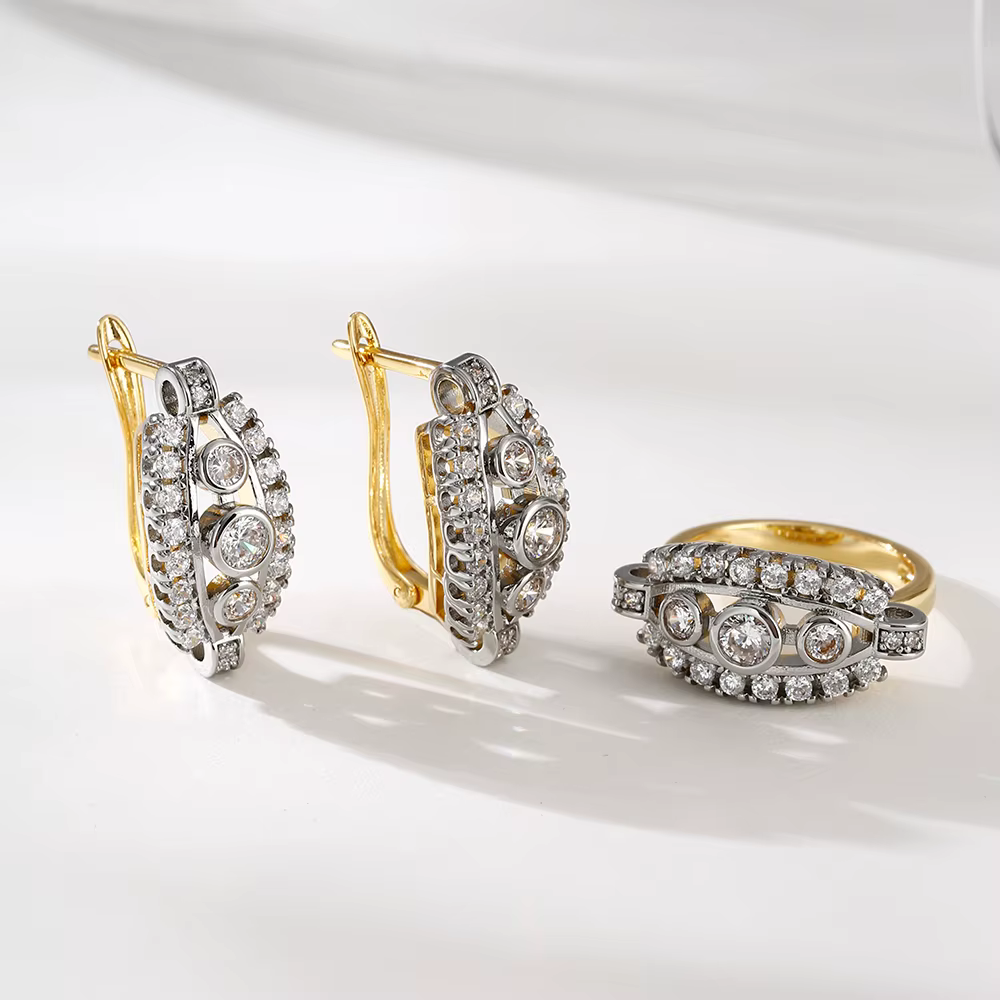 Ensemble de boucles d'oreilles et bague en zircon incrusté