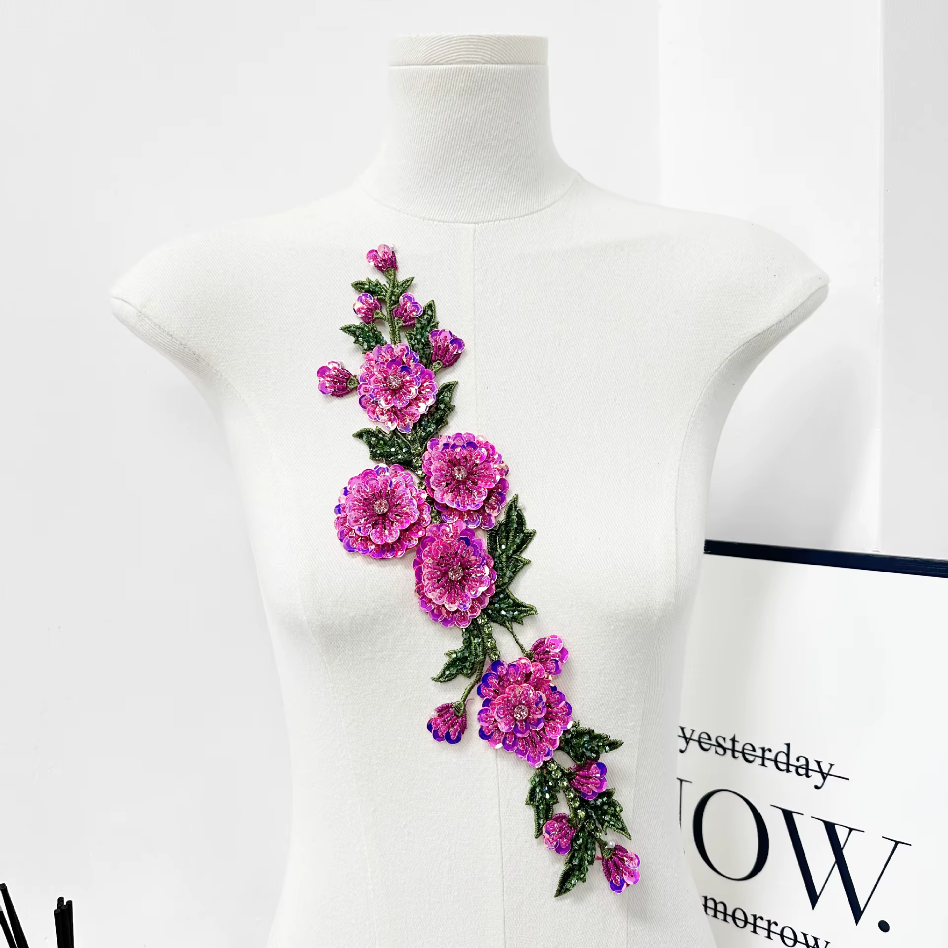 Appliques brodées de fleurs en perles colorées