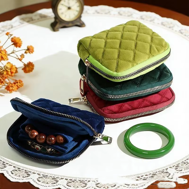 Petite pochette de rangement pour bijoux en velours matelassé, fermeture éclair robuste, doublure douce, portable pour les voyages, organiseur pour bagues, boucles d'oreilles, colliers