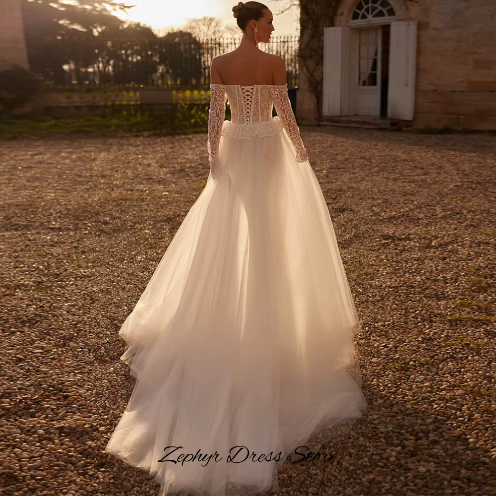 Robe de mariée en dentelle délicate à col bateau