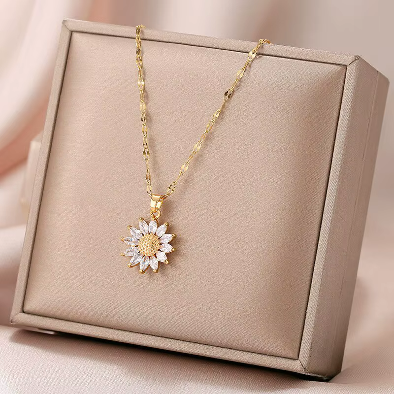 Collier couleur or pour femmes