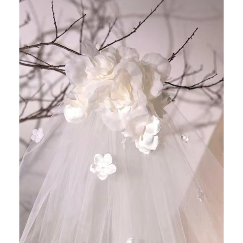 Voile de mariée rouge à pétales de fleurs françaises