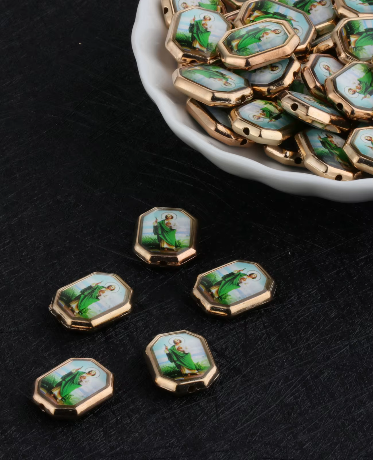 Pendentifs en perles octogonales de saint-Jude