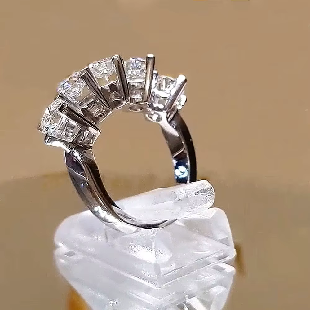 Huitan brillant 5 rond zircon cubique conception femmes anneaux pour fiançailles mariage luxe couleur argent bande nouveaux bijoux à la mode