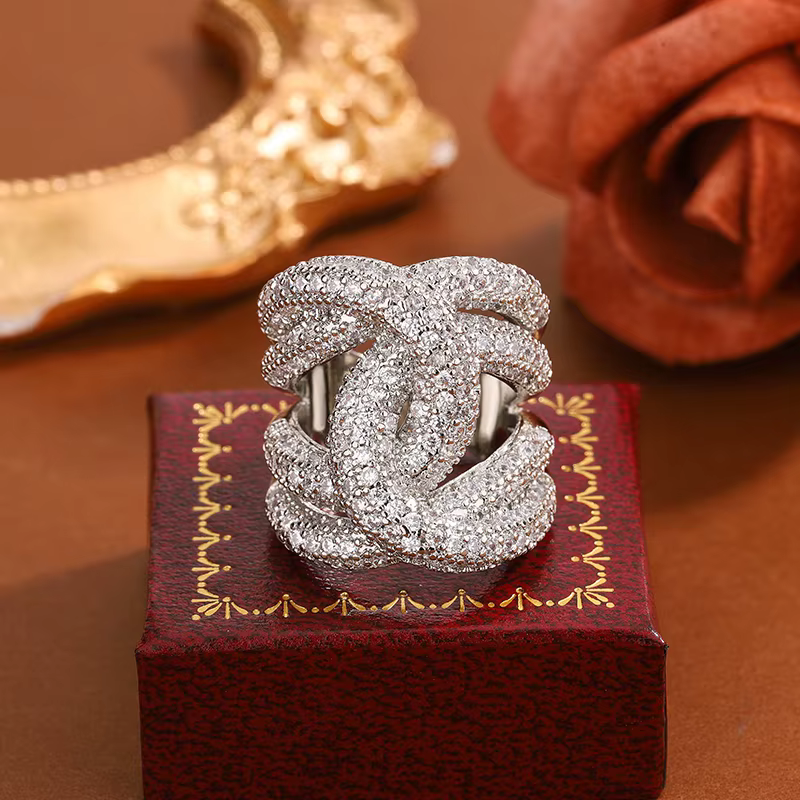 Bague luxueuse entièrement sertie de zircons AAAA