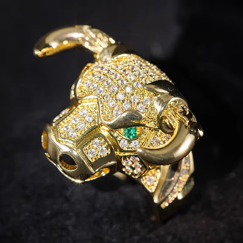 Bague Huitan Noble Iced Out Tête de Taureau pour Hommes/Femmes avec Yeux CZ Verts