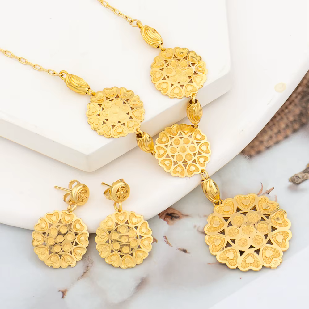 Ensemble de bijoux collier et boucles d'oreilles longs couleur or