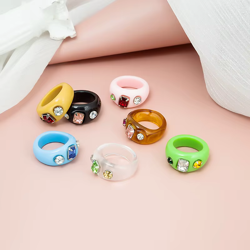 Bague en résine couleur bonbon avec diamants acryliques incrustés