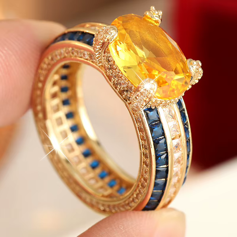 Bague de luxe légère incrustée de zircon synthétique jaune et bleu