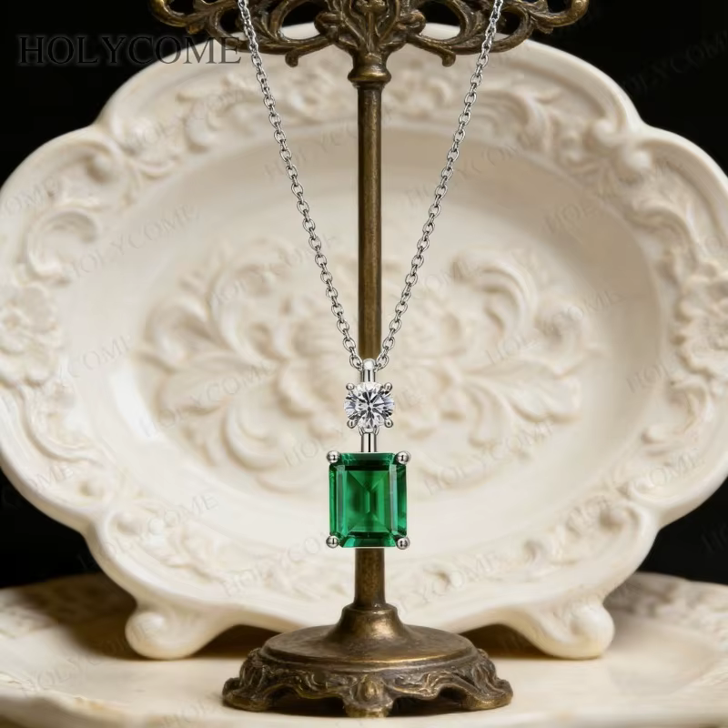 Pendentif Cutsom en forme d'émeraude 6x8mm 1.5CT/2CT