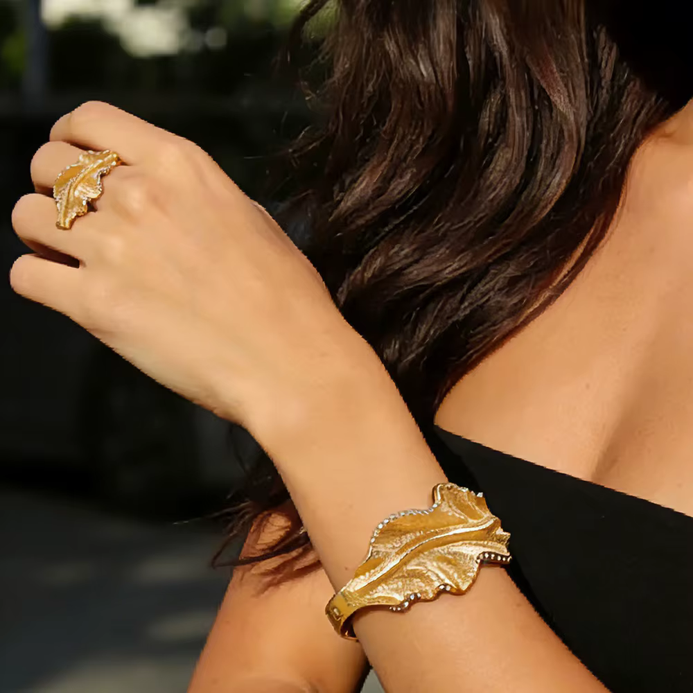 Ensemble de bijoux luxueux en alliage de cuivre, comprenant un bracelet et une bague gravés en forme de grande feuille, idéal comme cadeau de mode pour les fêtes d'anniversaire.