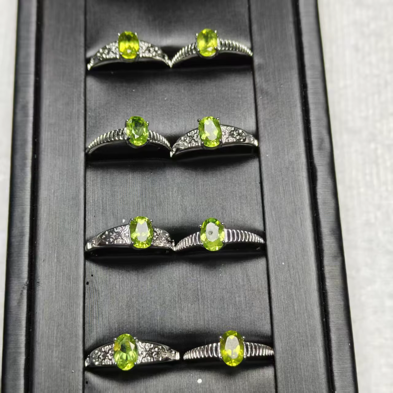 Nouveau péridot naturel ovale à facettes divers types Conception de bague Tendance et polyvalente Simple