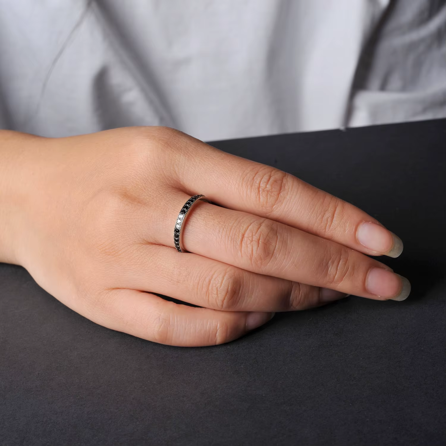 Potiy – bague à 3 pierres en spinelle noire