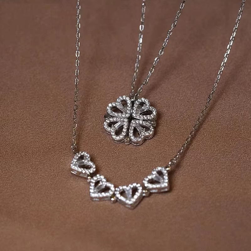 Collier avec pendentif trèfle à quatre feuilles en forme de cœur