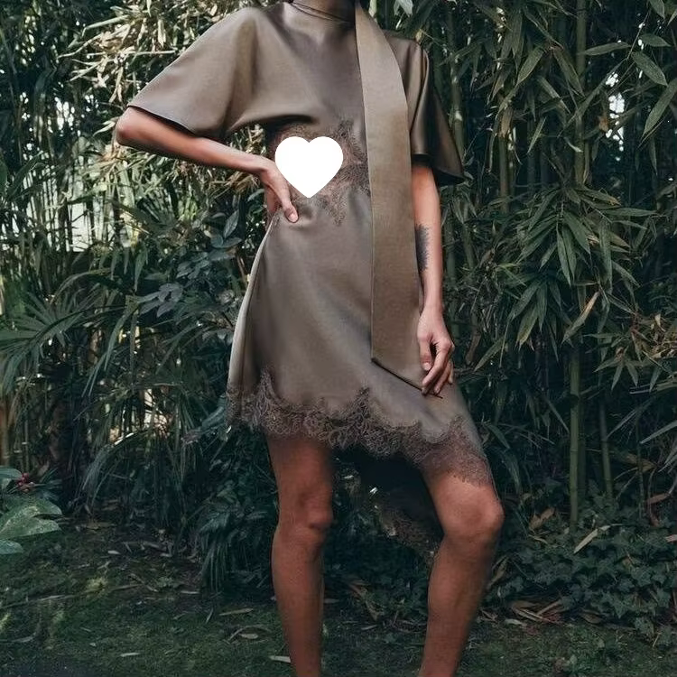 Robe élégante en satin de soie décorée de dentelle