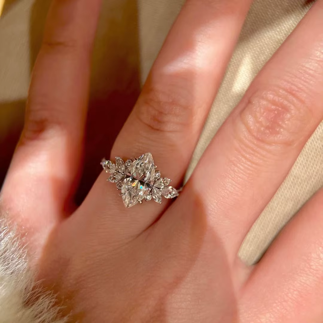 Bague de fiançailles de luxe incrustée de diamants
