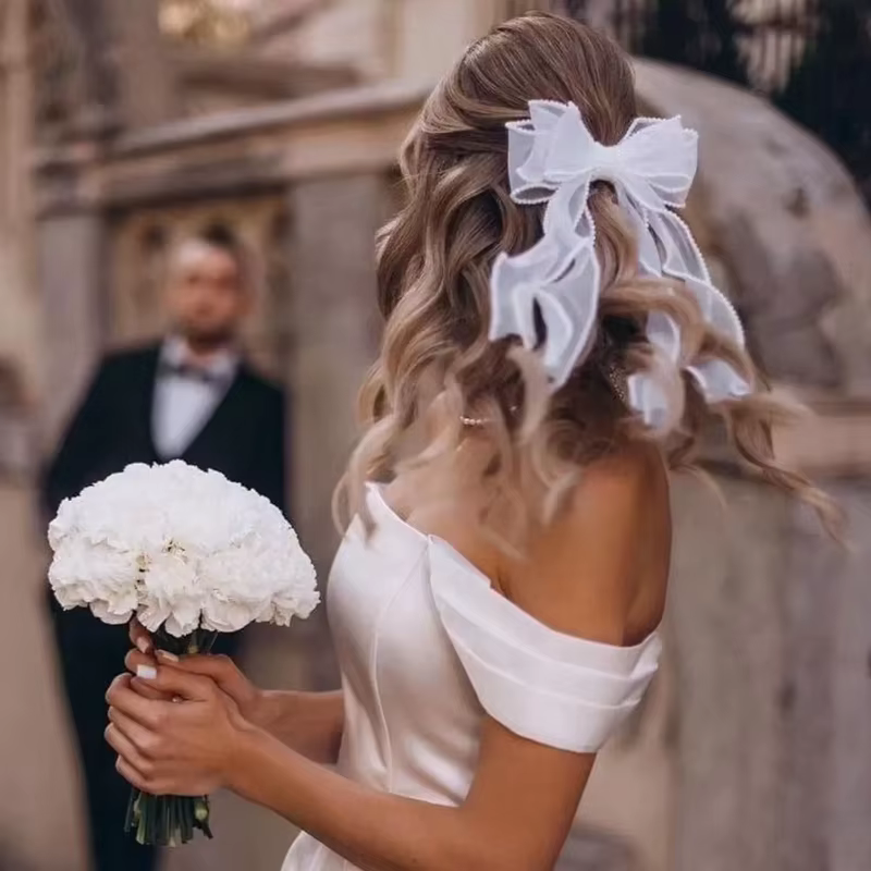 Accessoires de cheveux de mariée avec nœud blanc perlé fabriqué à la main