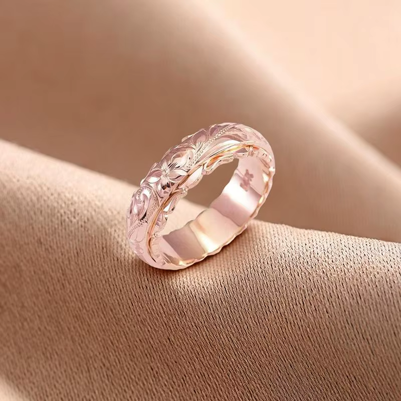 Bague en forme de rose sculptée suspendue de couleur or