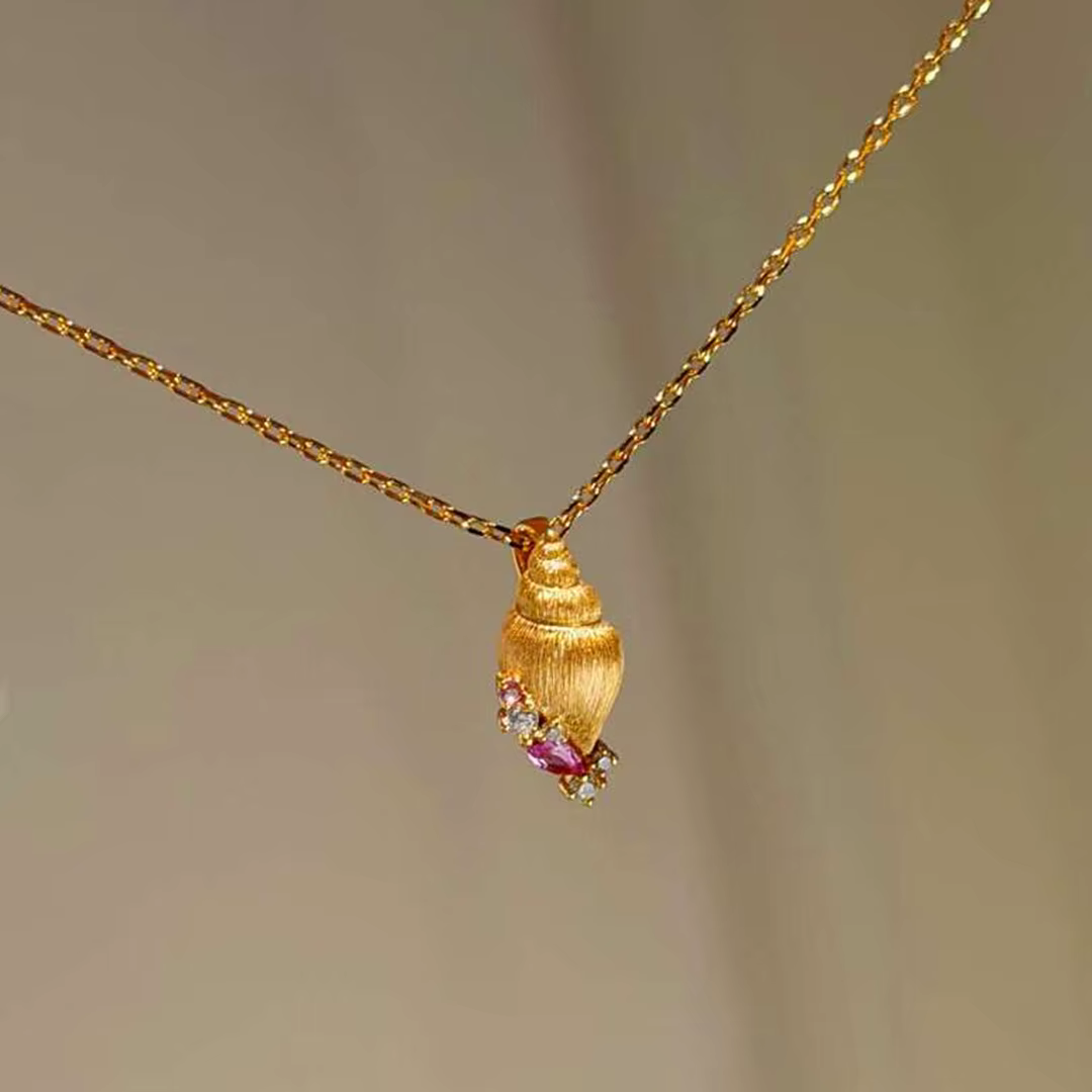 Collier pendentif rétro de luxe en forme de petite conque brossée pour femmes