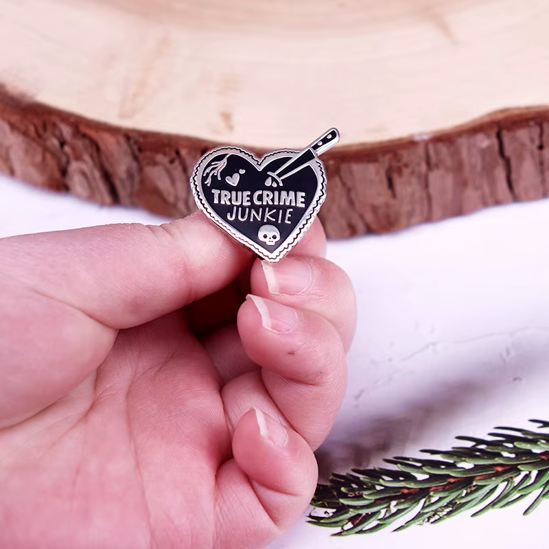 1 pièce Épinglette en émail en forme de cœur « True Crime Junkie » - Design gothique sombre