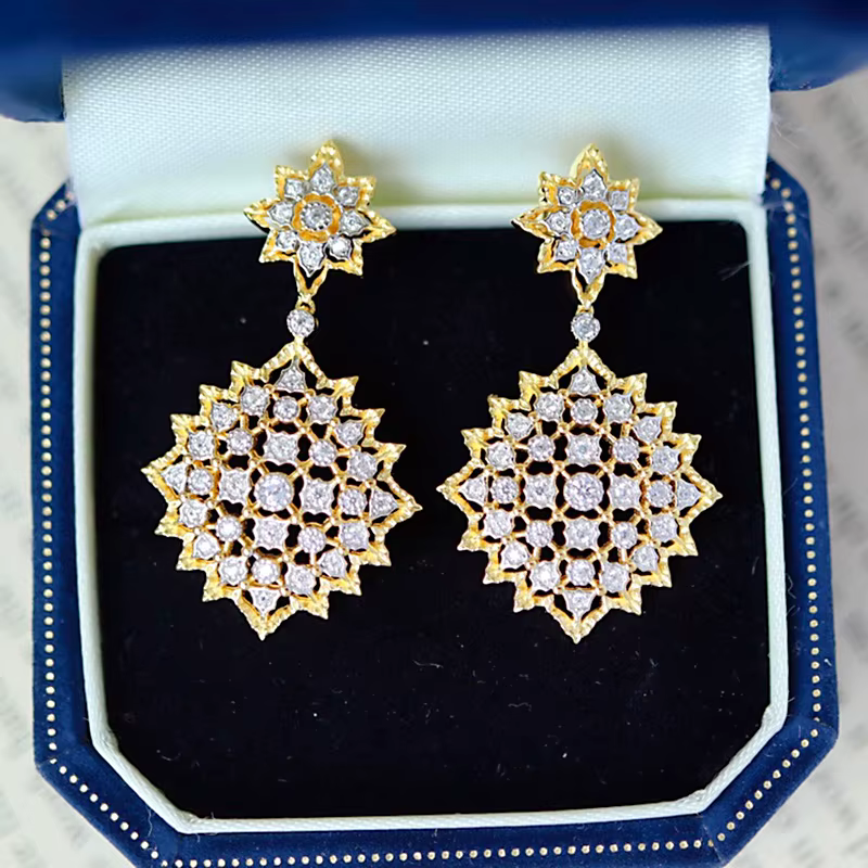 Boucles d'oreilles élégantes en dentelle dorée