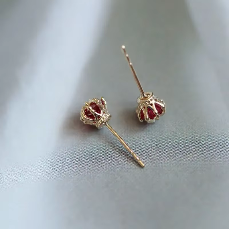 Boucles d'oreilles couronne tridimensionnelles incrustées de pierres précieuses rouges