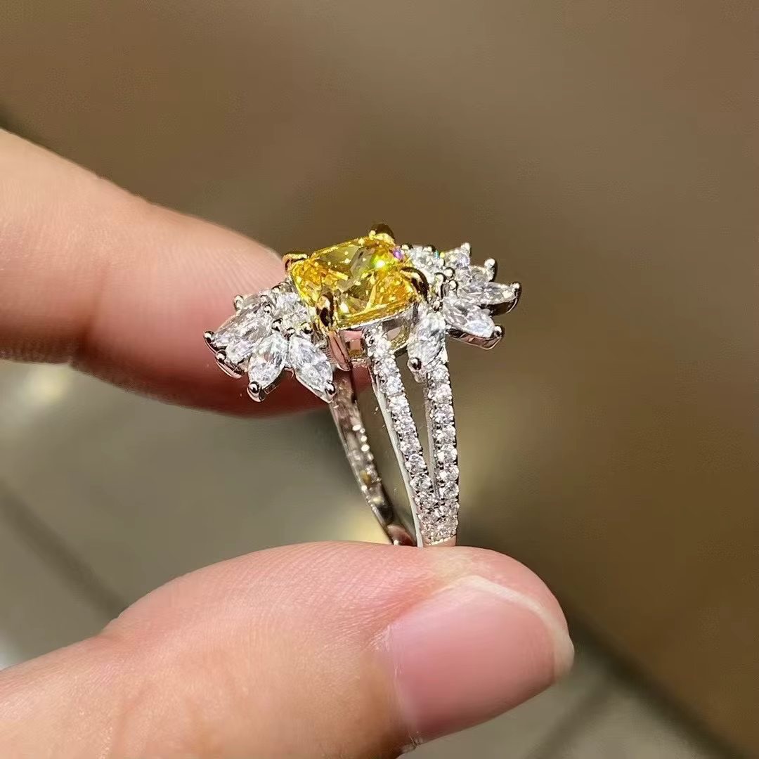 Bague de fiançailles Amazed avec diamant jaune créé taille coussin 2 carats 7*7mm
