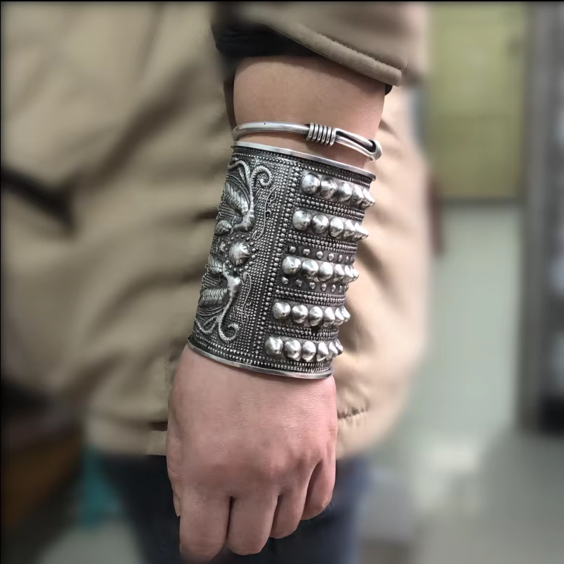 Bracelet ouvert en argent Miao