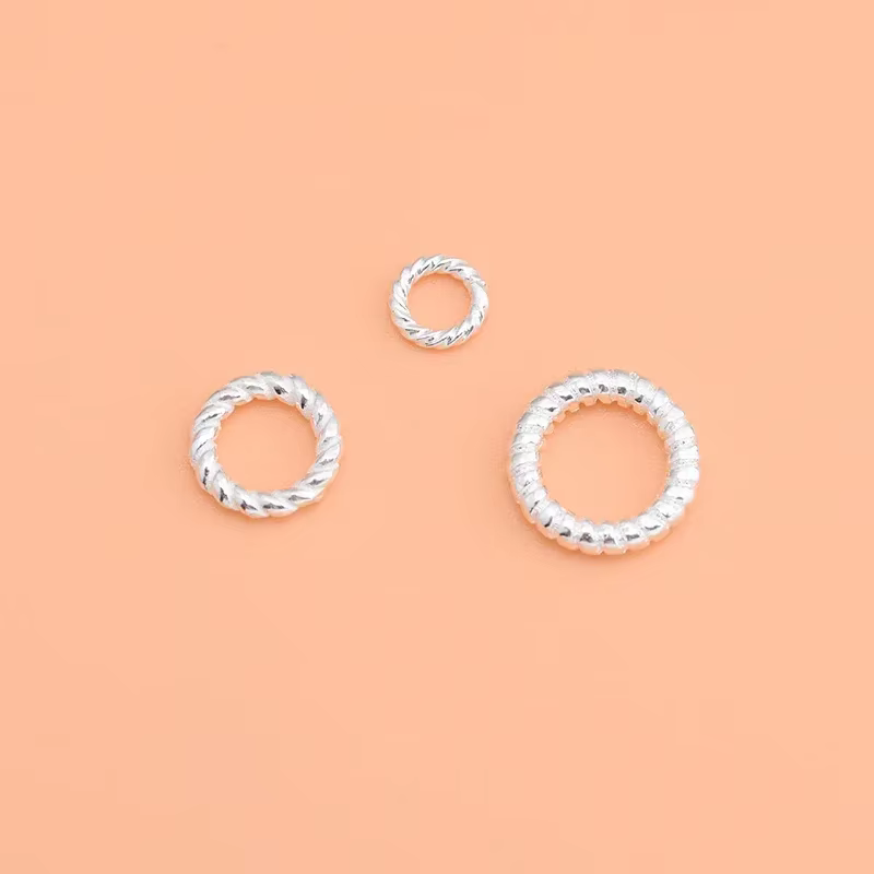 Anneau fermé fileté en argent regardé 925