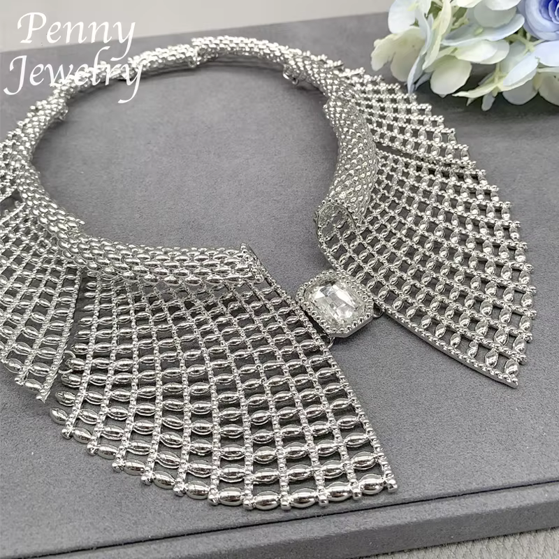 Parure de bijoux originaux en strass pour femme