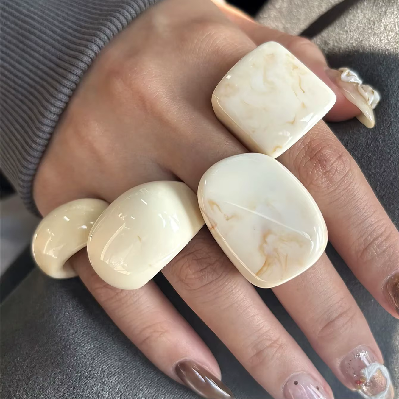 Ensemble de 4 bagues géométriques dégradées blanc cassé