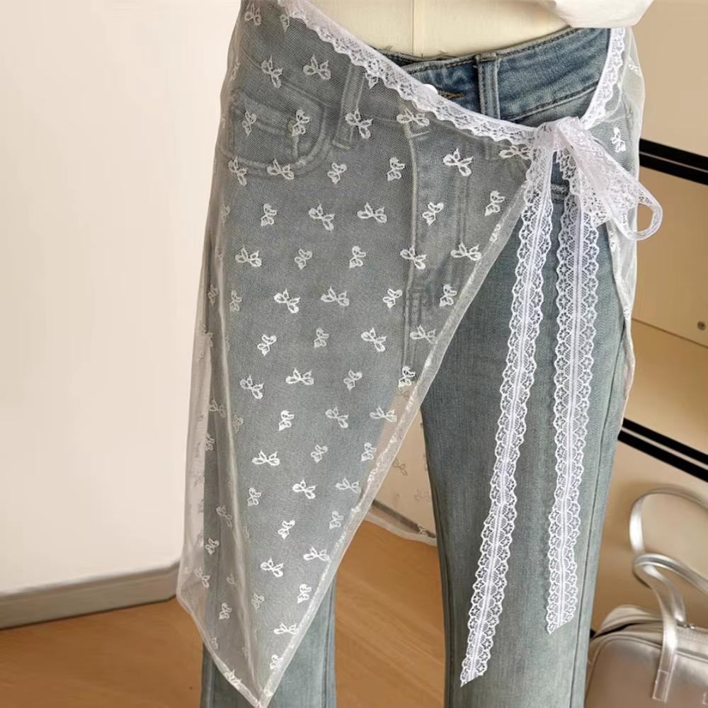 La robe en dentelle avec une couverture de rideau crée un look superposé par un tablier