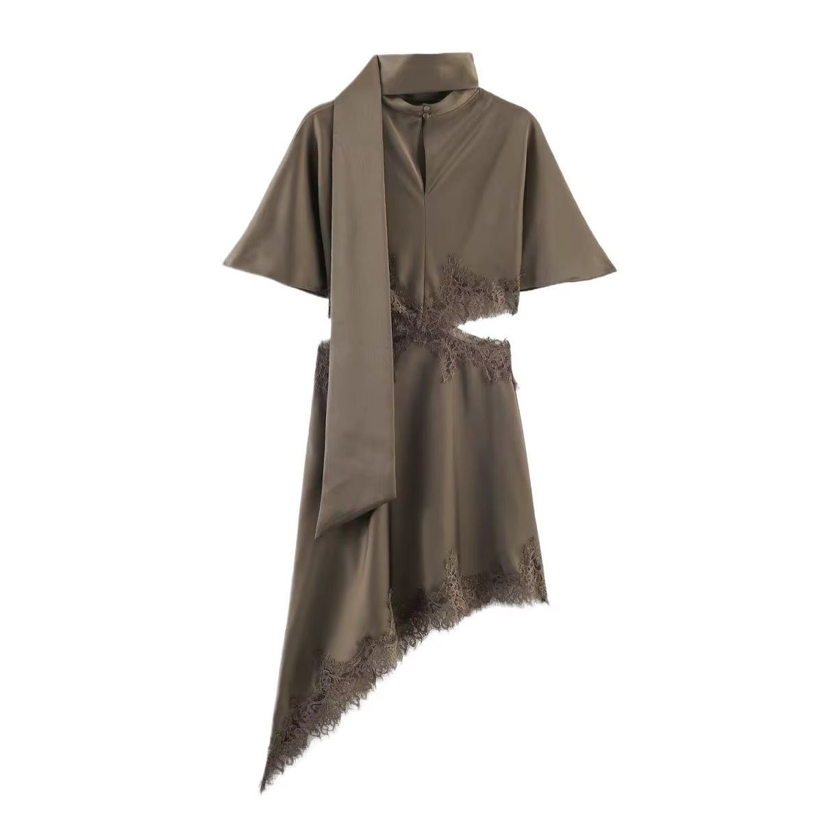 Robe élégante en satin de soie décorée de dentelle