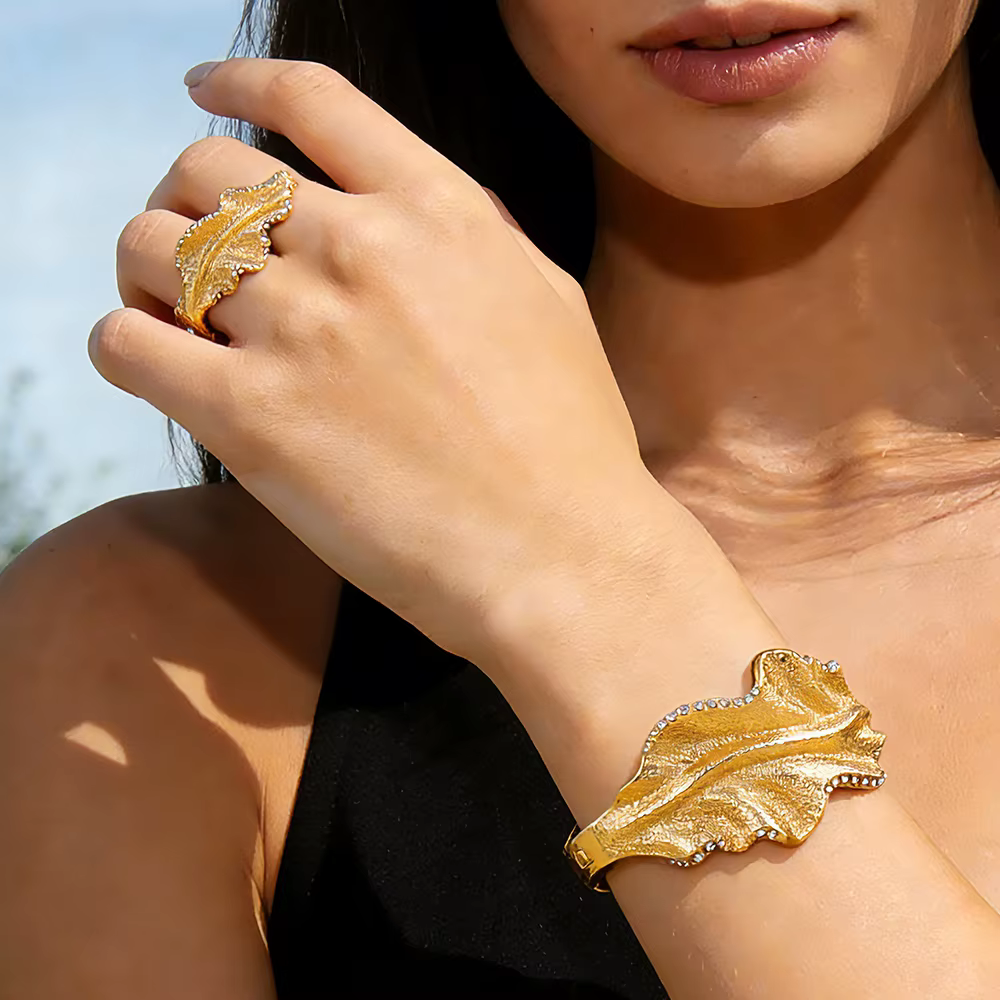 Ensemble de bijoux luxueux en alliage de cuivre, comprenant un bracelet et une bague gravés en forme de grande feuille, idéal comme cadeau de mode pour les fêtes d'anniversaire.