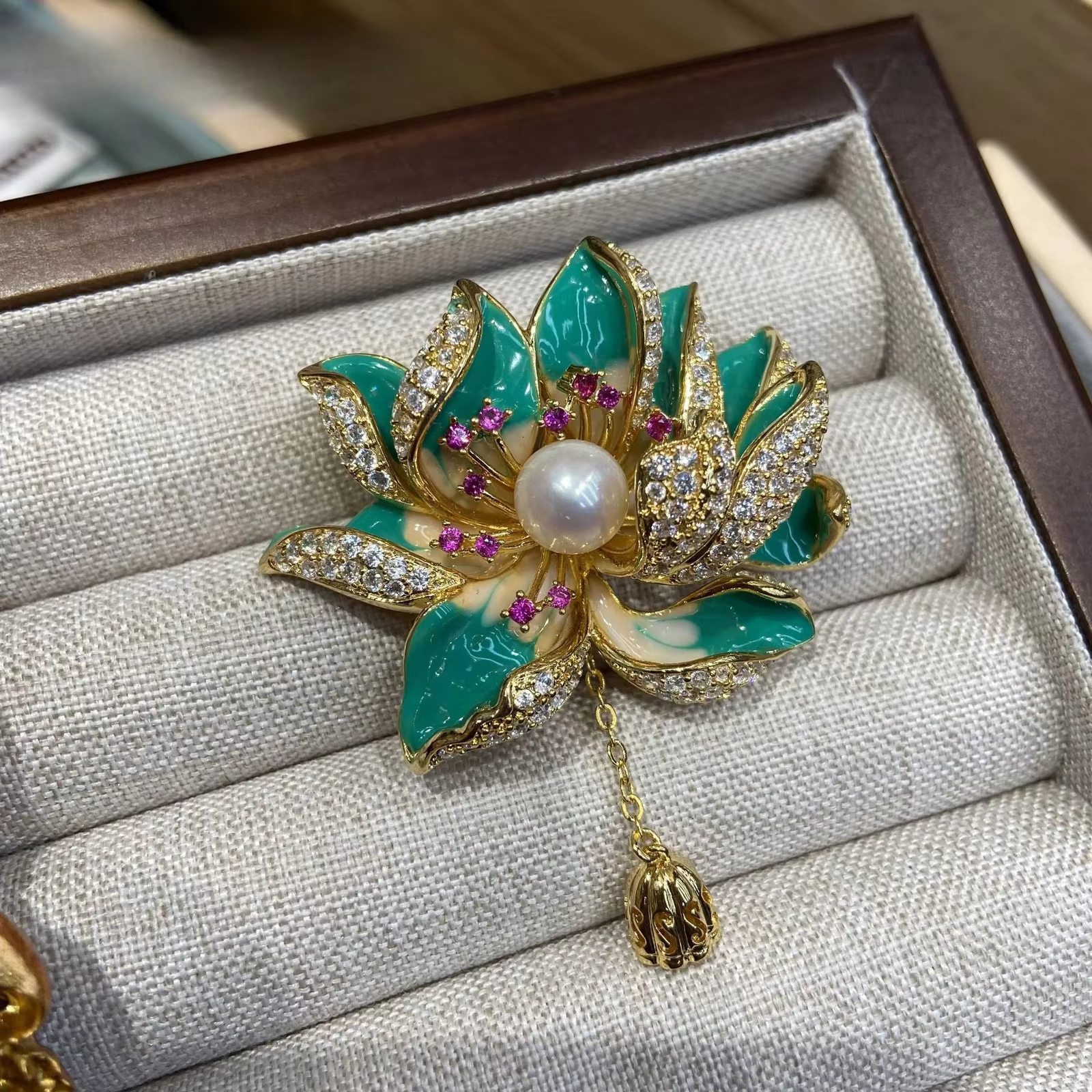 Broche en émail motif lotus
