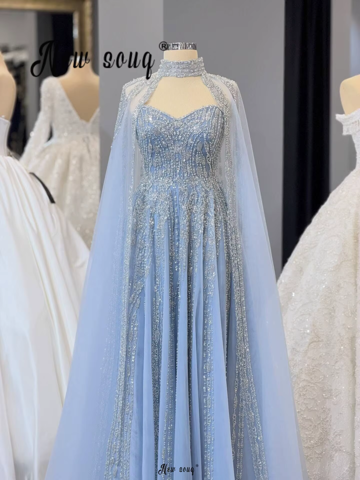 Robe de soirée bleu ciel en deux pièces avec manches longues et cape
