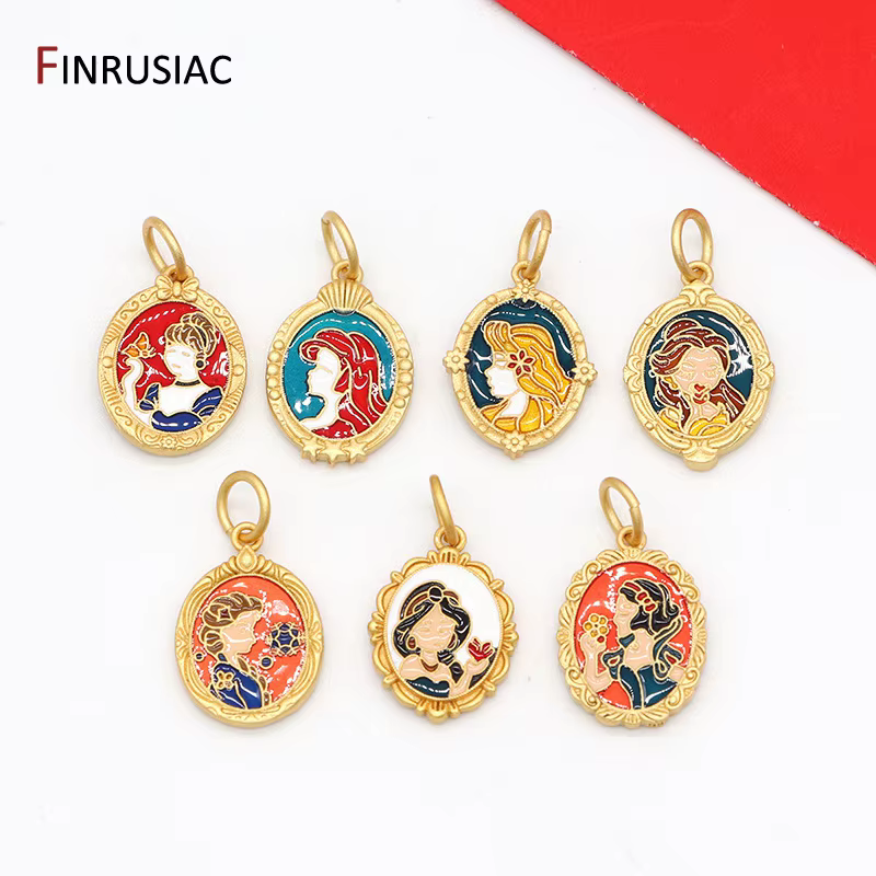Pendentif à breloques princesse Blanche-Neige plaqué or pour femme