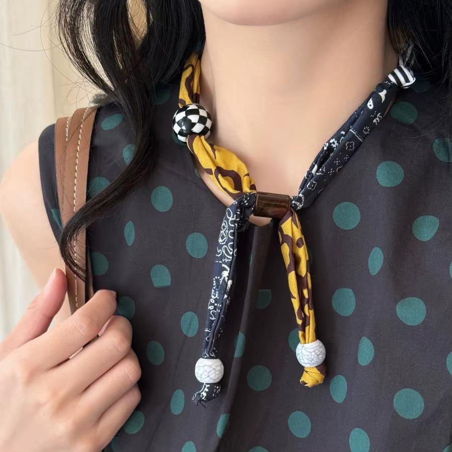 Collier ras du cou en tissu doux